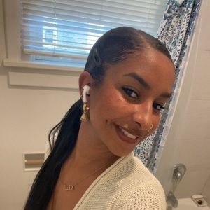 Meet your Posher, Hania